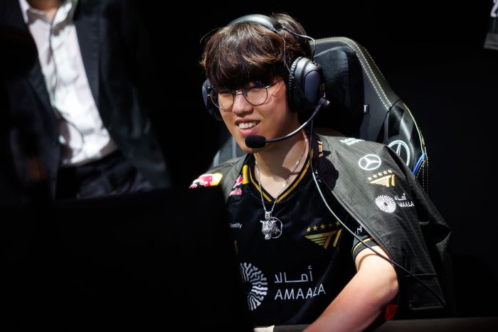 ‘오너’ 문현준이 9일(한국시간) 중국 청두 동안호 스포츠파크에서 열린 ‘2025 리그오브레전드 월드챔피언십(롤드컵)’ 결승을 준비하고 있다. 사진 | 라이엇 게임즈