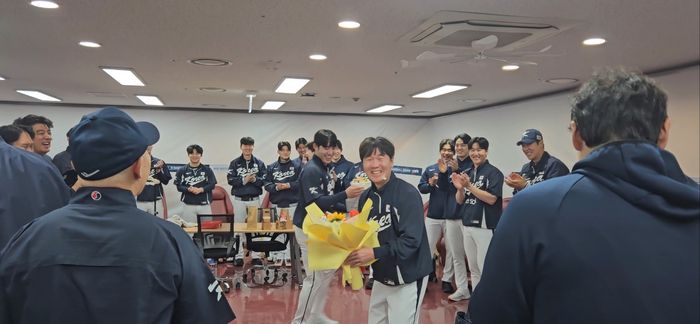 대표팀 선수들이 9일 서울 고척스카이돔에서 열린 체코전에 앞서 류지현 감독 대표팀 부임 첫 승 축하 파티를 하고 있다. 사진 | KBO