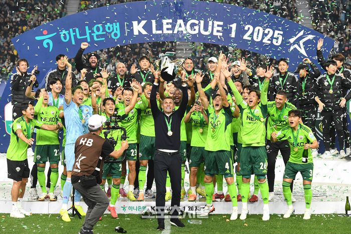 전북 현대 거스 포옛 감독(가운데)이 8일 전주월드컵경기장에서 열린 하나은행 K리그1 대전 하나 시티즌과 경기 후 진행된 우승 시상식에서 트로피를 들어올리며 기뻐하고 있다. 2025. 11. 8. 전주 | 박진업 기자 upandup@sportsseoul.com