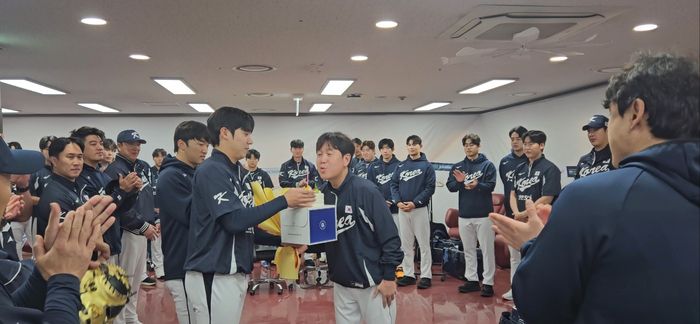 대표팀 선수들이 9일 서울 고척스카이돔에서 열린 체코전에 앞서 류지현 감독 대표팀 부임 첫 승 축하 파티를 하고 있다. 사진 | KBO