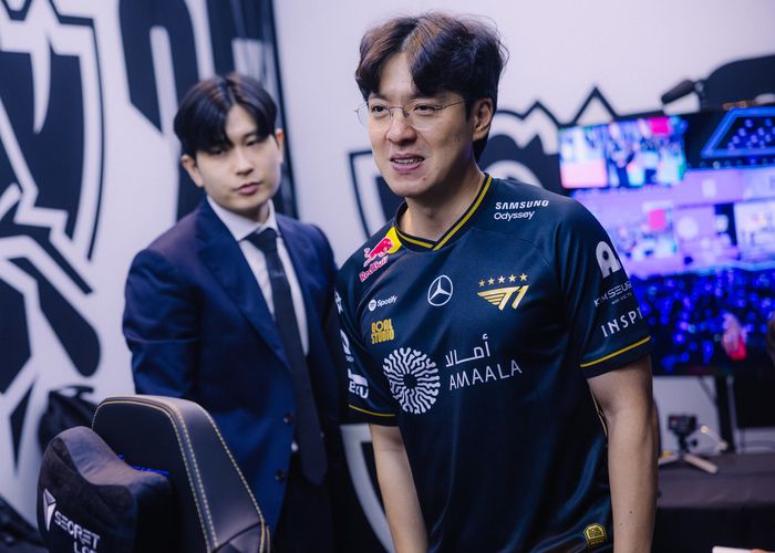 T1 김정균 감독이 14일 중국 베이징 스마트 e스포츠 센터에서 열린 ‘2025 LoL 월드챔피언십(롤드컵)’ 플레이-인 스테이지 중국(LPL) 인빅터스 게이밍(IG)전을 지켜보고 있다. 사진 | 라이엇 게임즈