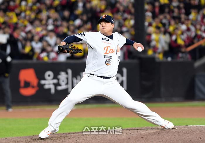 한화 류현진이 31일 대전 한화생명볼파크에서 열린 2025 KBO리그 LG와 한국시리즈 5차전 8회초 등판해 힘차게 공을 던지고 있다. 대전 | 박진업 기자 upandup@sportsseoul.com