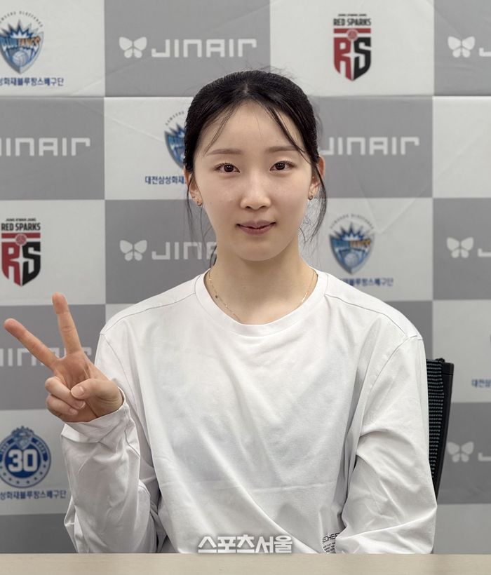 정관장 세터 최서현이 9일 대전충무체육관에서 열린 페퍼저축은행과의 경기에서 승리한 뒤 기자회견에 참석해 사진 촬영에 임하고 있다.대전 | 정다워 기자