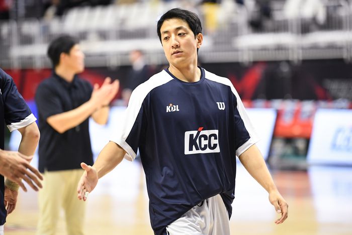 KCC 허훈이 8일 수원 KT 소닉붐 아레나에서 열린 LG전자 2025~26 프로농구 수원 KT전에 앞서 몸을 풀고 있다. 사진 | KBL