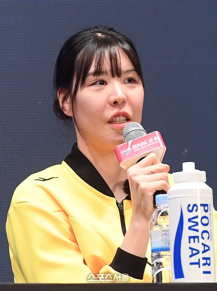 KB스타즈 박지수가 10일 서울 강서구 메이필드호텔에서 열린 BNK금융 2025-2026 여자프로농구 개막 미디어데이 행사에서 사회자의 질문에 답을 하고 있다. 박진업 기자 upandup@sportsseoul.com
