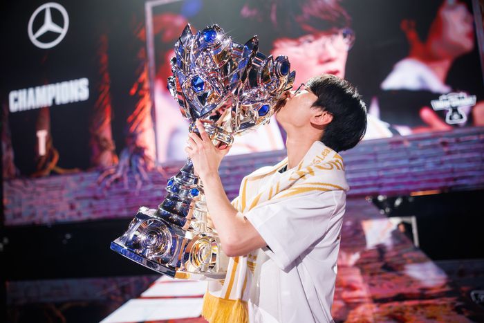 ‘도란’ 최현준이 9일 중국 청두 동안호 다목적 체육관에서 열린 2025 롤드컵 우승 후 소환사의 컵을 들고 포즈를 취하고 있다. 사진 | 라이엇 게임즈