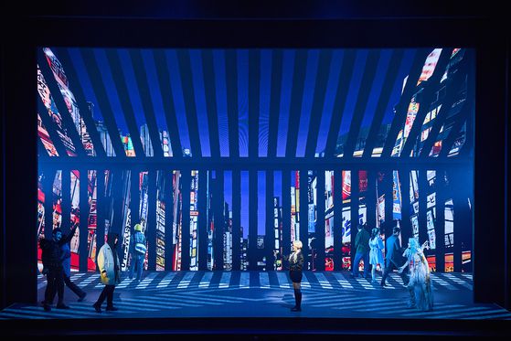 뮤지컬 ‘데스노트’는 신의 능력을 얻게 된 천재들의 두뇌 싸움을 이야기한다. 사진 | 오디컴퍼니㈜