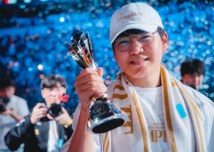 ‘구마유시’ 이민형이 9일 중국 청두 동안호 다목적 체육관에서 열린 2025 롤드컵 결승 우승 후 파이널 MVP 트로피를 들고 포즈를 취하고 있다. 사진 | 라이엇 게임즈