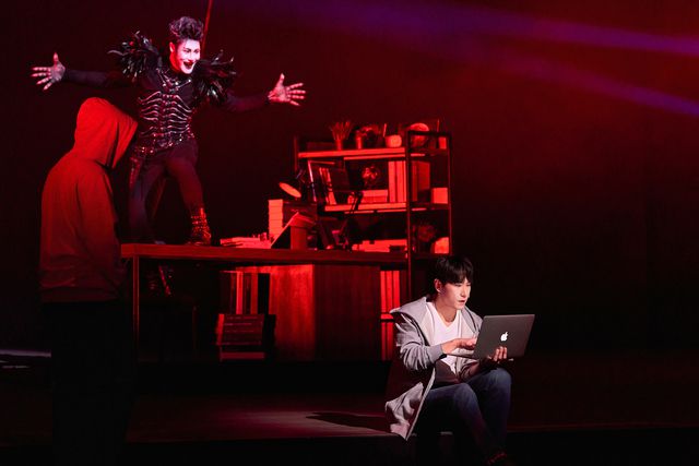 올 시즌 뮤지컬 ‘데스노트’는 1차와 2차 캐스트로 색다른 무대를 선사할 예정이다. 사지 | 오디컴퍼니㈜