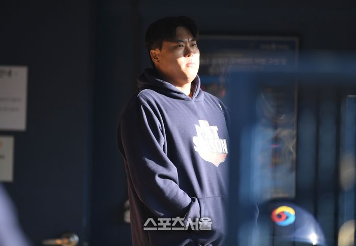 한화 류현진이 27일 서울 잠실구장에서 열리는 2025 KBO 포스트시즌 한국시리즈 2차전 LG와 경기 전 그라운드를 응시하고 있다. 잠실 | 최승섭기자 thunder@sportsseoul.com