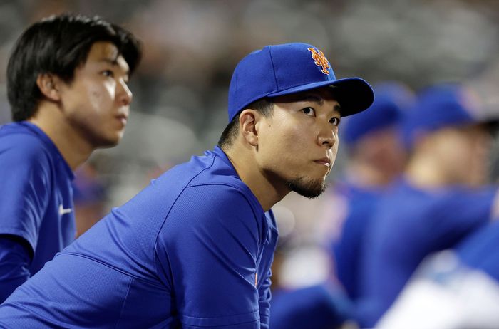 27일 밀워키 브루어스에 2-1로 패한 경기에서 뉴욕 메츠 선발 센가 고다이가 더그아웃에서 경기를 지켜보고 있다. 사진 | AFP 연합뉴스