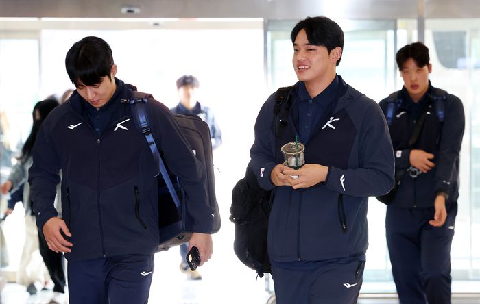 야구대표팀 원태인과 문동주가 12일 서울 강서구 김포국제공항을 통해 일본 도쿄로 출국하고 있다. 사진 | 연합뉴스