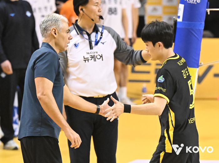 김도훈(오른쪽)과 레오나르도 감독. 사진 | 한국배구연맹