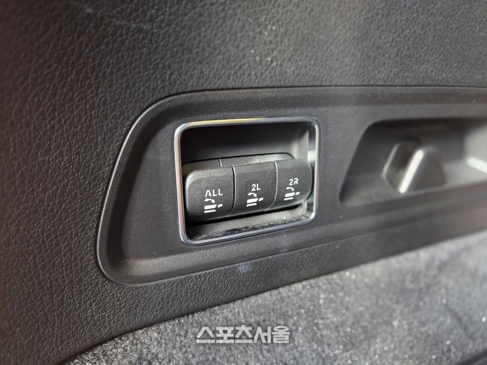 벤츠 GLS580 뒷면에 있는 버튼을 이용하면 2,3열 좌석을 자동으로 접고 펼 수 있다. 양평 | 원성윤 기자 socool@sportsseoul.com