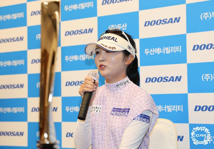 이예원이 두산 매치플레이에서 우승한 후 인터뷰를 하고 있다. 사진 | KLPGA