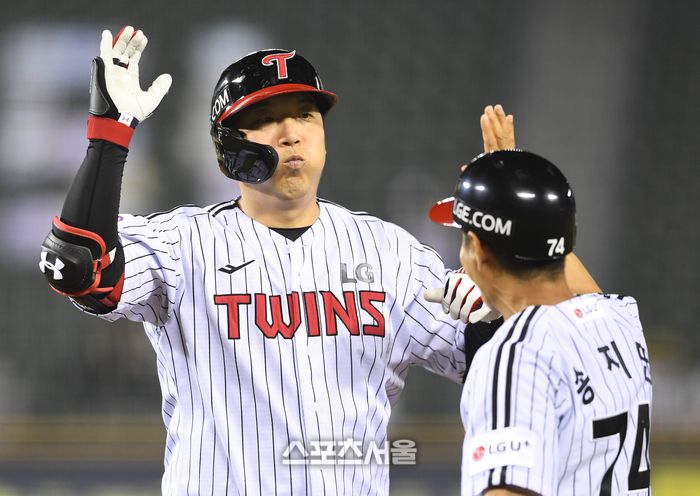 LG 김현수(왼쪽)가 8일 잠실구장에서 열린 2025 KBO리그 키움과 경기 7회말 1사 2루 상황에서 키움 투수 원종현을 상대로 역전 적시타를 치고 송지만 코치와 하이파이브를 하고 있다. 잠실 | 박진업 기자 upandup@sportsseoul.com
