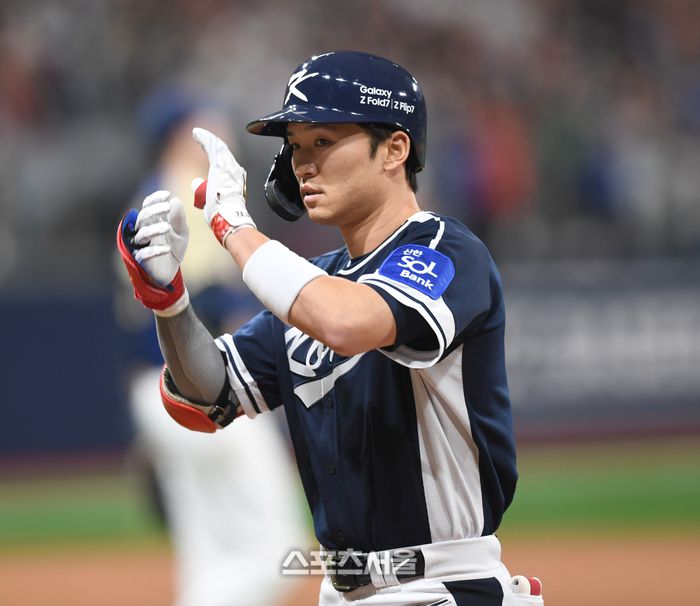 박해민이 9일 서울 고척 스카이돔에서 열린 ‘2025 K-베이스볼 시리즈’ 체코와 2차전 경기 9회초 중전안타를 친 후 세리머니를 하고 있다. 고척 | 최승섭기자 thunder@sportsseoul.com