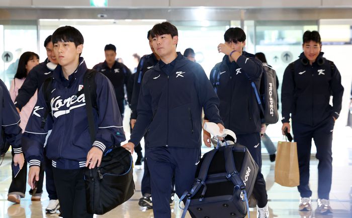 한국야구대표팀 선수들이 12일 서울 강서구 김포국제공항을 통해 일본 도쿄로 출국하고 있다. 야구대표팀은 오는 15일과 16일 일본 도쿄돔에서 일본 대표팀과 평가전을 치를 예정이다. 사진 | 연합뉴스
