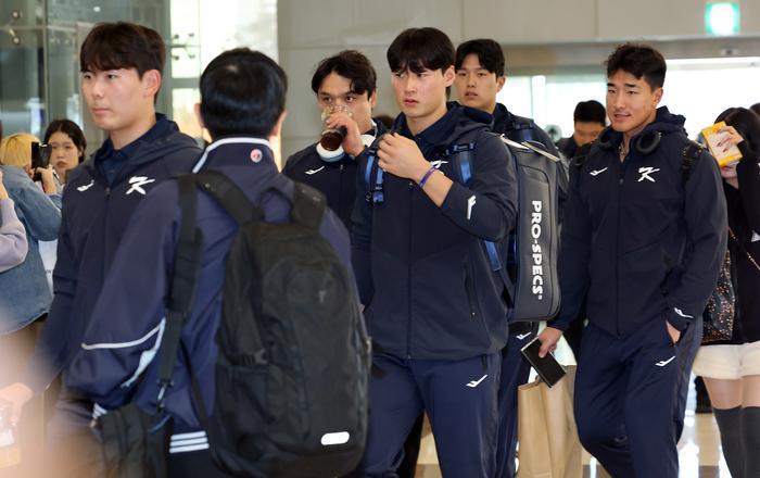 한국야구대표팀 선수들이 12일 서울 강서구 김포국제공항을 통해 일본 도쿄로 출국하고 있다. 사진 | 연합뉴스