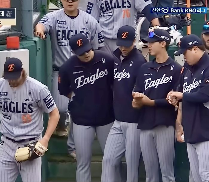 선발 라이언 와이스가 몸을 풀자, 나머지 한화 선발진이 일렬로 도열하여 응원하는 모습. 사진 | 티빙