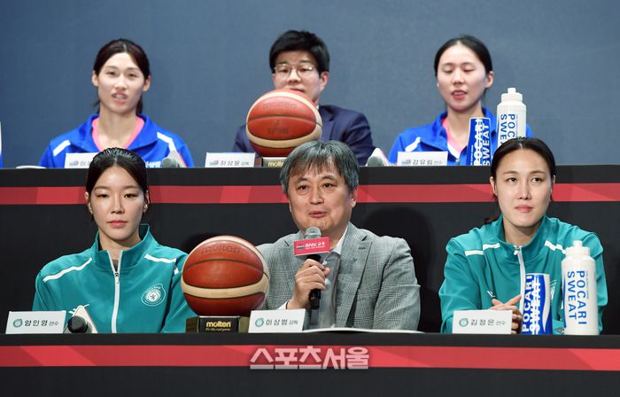 하나은행 양인영(왼쪽)과  이상범 감독(가운데), 김정은이 10일 서울 강서구 메이필드호텔에서 열린 BNK금융 2025-2026 여자프로농구 개막 미디어데이 행사에서 사회자의 답을 하고 있다. 사진 | 박진업 기자 upandup@sportsseoul.com