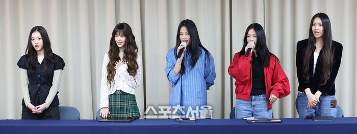 그룹 뉴진스가 28일 서울 강남구 스페이스쉐어 삼성역센터에서 어도어와의 전속계약 해지 관련 긴급 기자회견을 하고 있다. 왼쪽부터 해린, 다니엘, 하니, 민지, 혜인. 사진공동취재단