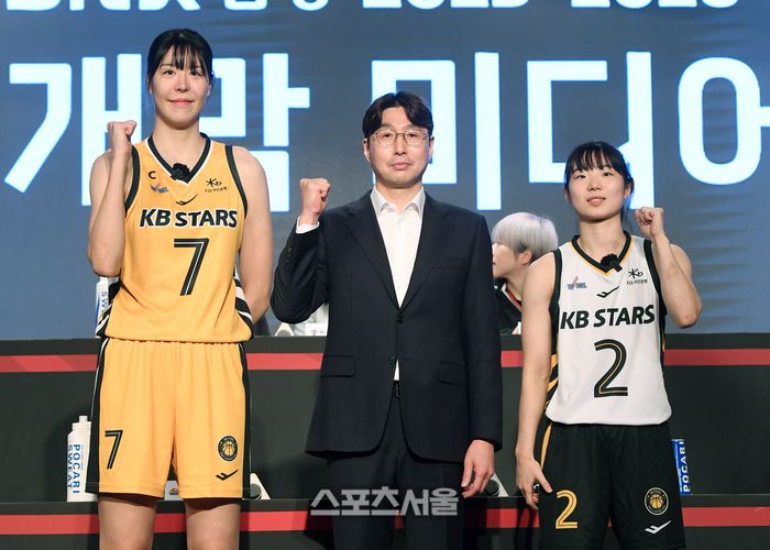 KB스타즈 박지수(왼쪽)와 김완수 감독, 강이슬이 10일 서울 강서구 메이필드호텔에서 열린 BNK금융 2025-2026 여자프로농구 개막 미디어데이 행사에 입장하면서 포즈를 취하고 있다. 사진 | 박진업 기자 upandup@sportsseoul.com