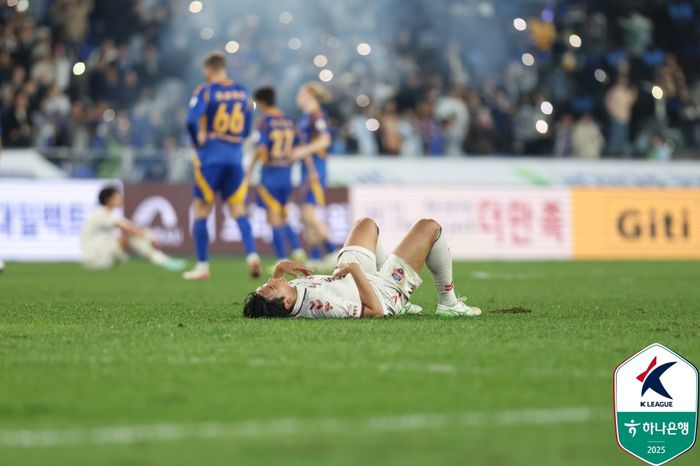 잔디 위에 쓰러진 수원FC 이현용.제공 | 한국프로축구연맹