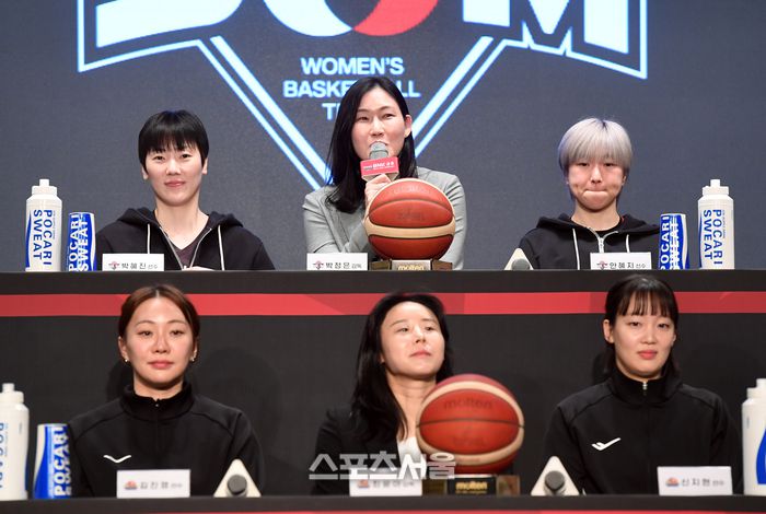 BNK썸 박혜진(왼쪽)과 박정은 감독(가운데), 안혜지가 10일 서울 강서구 메이필드호텔에서 열린 BNK금융 2025-2026 여자프로농구 개막 미디어데이 행사에서 사회자의 질문에 답을 하고 있다. 사진 | 박진업 기자 upandup@sportsseoul.com