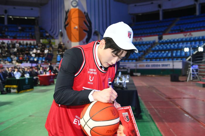 2025 KBL 신인선수 드래프트에서 전체 1순위로 안양 정관장에 지명된 고려대 가드 문유현이 농구공에 사인하고 있다. 사진 | KBL