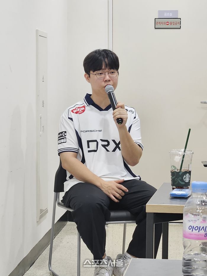 DRX ‘찬’ 박찬화가 15일 서울 마포구 상암SOOP콜로세움에서 열린 2025 FSL 서머 결승전 승리 후 취재진 인터뷰에 응하고 있다. 상암 | 강윤식 기자 skywalker@sportsseoul.com