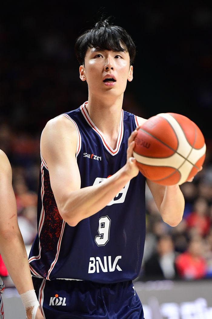 KCC 송교창이 15일 부산 사직체육관에서 열린 LG전자 2025~26 프로농구 2라운드 울산 현대모비스전에서 슛을 시도하고 있다. 사진 | KBL