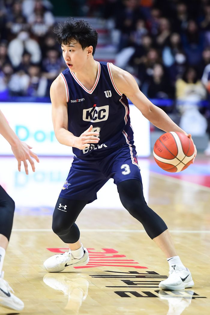 KCC 허웅이 15일 부산 사직체육관에서 열린 LG전자 2025~26 프로농구 2라운드 울산 현대모비스전에서 드리블을 시도하고 있다. 사진 | KBL
