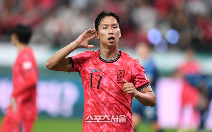 엄지성이 14일 서울월드컵경기장에서 열린 남자 축구 국가대표 평가전 파라과이와 경기에서 골을 넣은 후 환호하고 있다. 2025. 10. 14.최승섭기자 thunder@sportsseoul.com