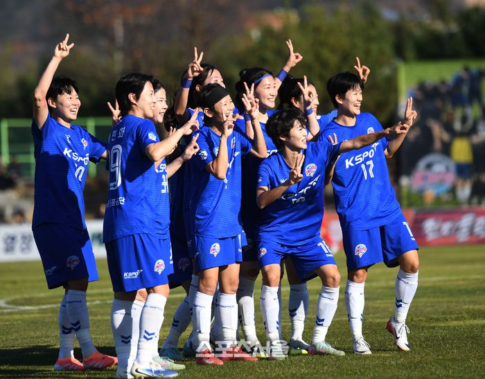 화천 KSPO 선수들이 15일 화천생활체육공원 주경기장에서 열린 2025 WK리그 챔피언결정전 서울시청과 2차전에서 최유정의 세 번째 골이 터지자 세리머니를 하고 있다. 2025.11.15.화천 | 최승섭기자 thunder@sportsseoul.com