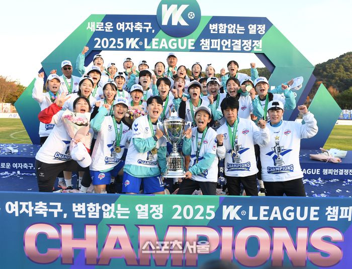 화천 KSPO 선수들이 15일 화천생활체육공원 주경기장에서 열린 2025 WK리그 챔피언결정전 서울시청과 2차전 후 열린 시상식에서 우승트로피를 들고 환호하고 있다. 2025.11.15.화천 | 최승섭기자 thunder@sportsseoul.com