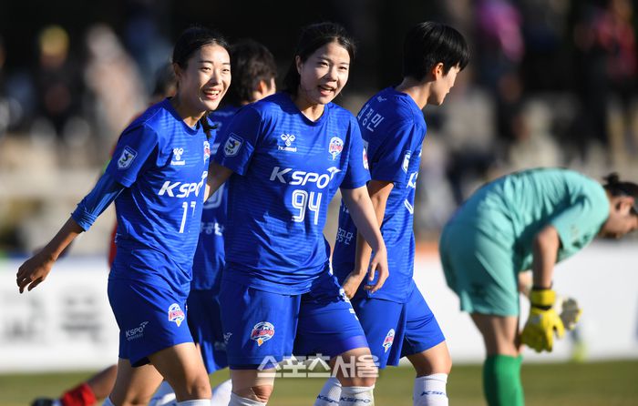 화천 KSPO 위재은(왼쪽)이 15일 화천생활체육공원 주경기장에서 열린 2025 WK리그 챔피언결정전 서울시청과 2차전에서 골을 넣은 후 환호하고 있다.   2025.11.15.화천 | 최승섭기자 thunder@sportsseoul.com