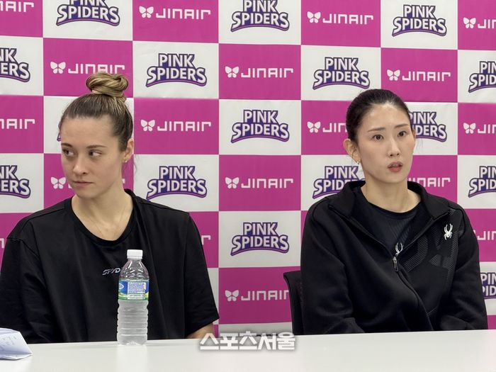 흥국생명 레베카와 김수지.인천 | 정다워 기자