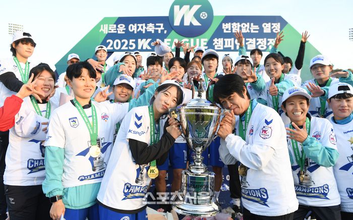 화천 KSPO 정지연과 강선미 감독이 15일 화천생활체육공원 주경기장에서 열린 2025 WK리그 챔피언결정전 서울시청과 2차전 후 열린 시상식에서 우승트로피에 입맞춤하고 있다. 2025.11.15.화천 | 최승섭기자 thunder@sportsseoul.com