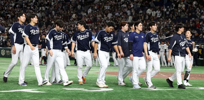 15일 일본 도쿄돔에서 열린 2025 K베이스볼 시리즈 대한민국과 일본의 평가전. 4-11로 패한 대한민국 야구팀 선수들이 관중을 향해 인사한 후그라운드를 나서고 있다. 사진 | 도쿄=연합뉴스