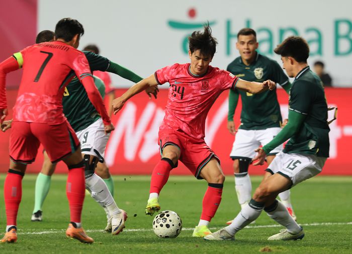 김진규가 14일 대전월드컵경기장에서 열린 남자축구 국가대표 A매치 평가전 대한민국과 볼리비아의 경기에서 드리블하고 있다. 대전 | 연합뉴스