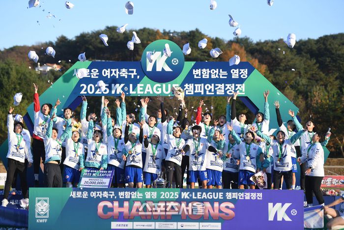 화천 KSPO 선수들이 15일 화천생활체육공원 주경기장에서 열린 2025 WK리그 챔피언결정전 서울시청과 2차전 후 열린 시상식에서 모자를 던지며 환호하고 있다. 2025.11.15.화천 | 최승섭기자 thunder@sportsseoul.com