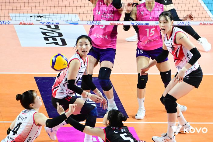 근조 리본을 달고 뛴 정관장 선수들.제공 | 한국배구연맹