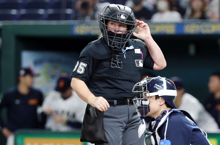 15일 일본 도쿄돔에서 열린 2025 K베이스볼 시리즈 대한민국과 일본의 평가전. 4회초 메이저리그(MLB) 최초 여성 심판인 젠 파월이 마스크를 고쳐쓰고 있다. 사진 | 도쿄=연합뉴스