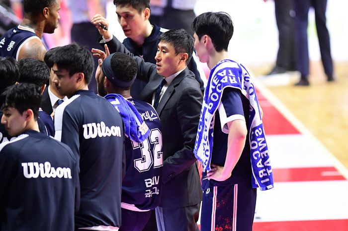 이상민 감독이 선수들에게 작전 지시를 내리고 있다. 사진 | KBL