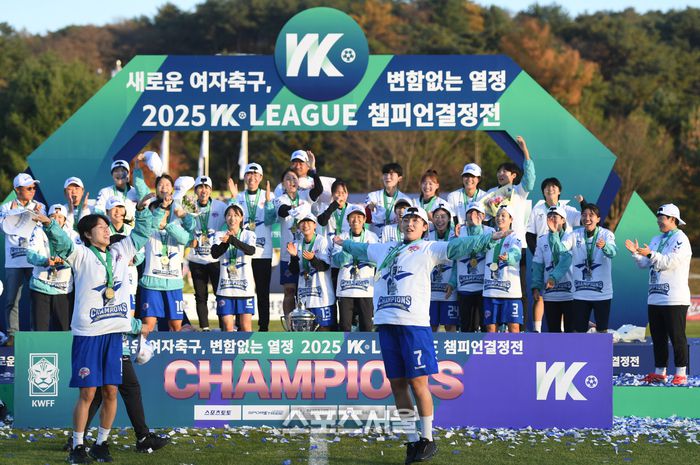 화천 KSPO 이민화(왼쪽)와 장유빈이 15일 화천생활체육공원 주경기장에서 열린 2025 WK리그 챔피언결정전 서울시청과 2차전 후 열린 시상식에서 댄스 세리머니를 하고 있다. 2025.11.15.화천 | 최승섭기자 thunder@sportsseoul.com