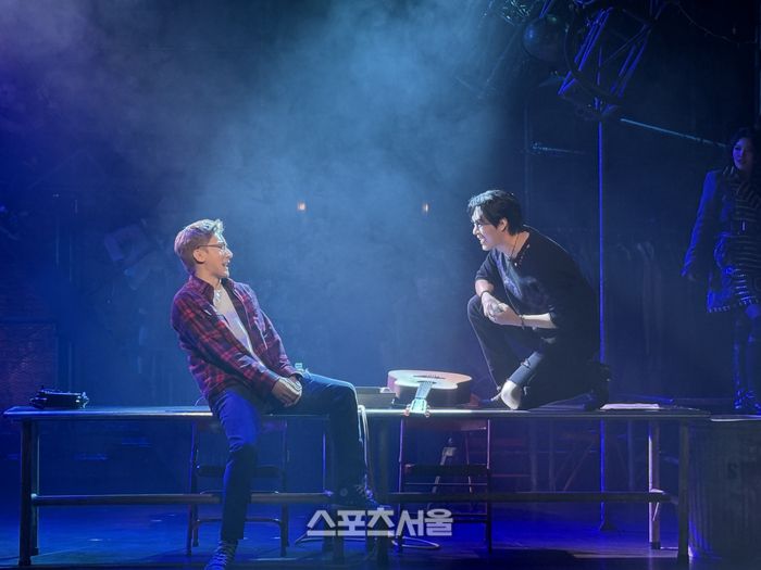 지난 13일 뮤지컬 ‘렌트’ 프레스콜에서 (왼쪽부터) ‘마크’ 역 진태화와 ‘로저’ 역‘ 이해준이 첫 번째 넘버 ’Rent‘를 시연하고 있다. 사진 | 표권향 기자 gioia@sportsseoul.com