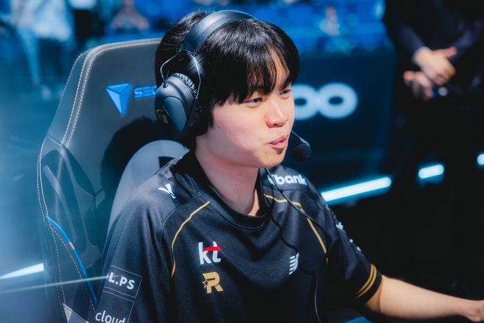 KT ‘비디디’ 곽보성이 1일(한국시간) 중국 상하이 메르세데스-벤츠 아레나에서 열린 ‘2025 LoL 월드챔피언십(롤드컵)’ 4강 젠지전을 준비하고 있다. 사진 | 라이엇 게임즈