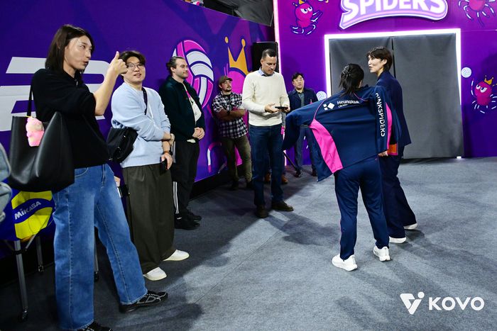 흥국생명 김연경 어드바이저가 16일 삼산월드체육관을 찾아 요시하라 감독에게 엄지손가락을 치켜세우고 있다.제공 | 한국배구연맹