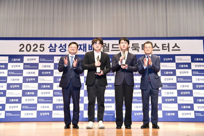 시상식에 참석한 삼성화재 백송호 부사장, 랴오위안허, 딩하오, 한국기원 양재호 사무총장(왼쪽부터). 사진 | 한국기원